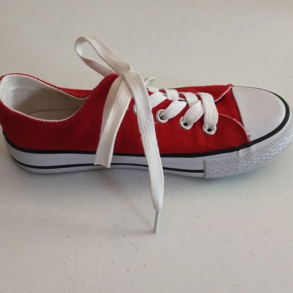 Lucky‎ Brand Sneakers Red Low Tops Unisex Rubber Toe Caps Lace Up Kids Size 2